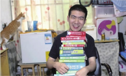 与书本相伴，几乎成为莫天池每天的全部生活。   图片由受访者提供