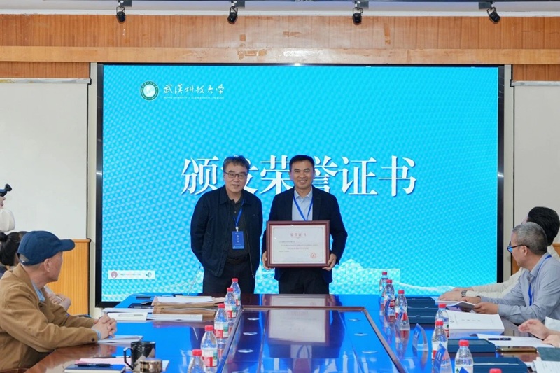 1775871056188353.jpg 李哈副院长为基地颁发荣誉证书